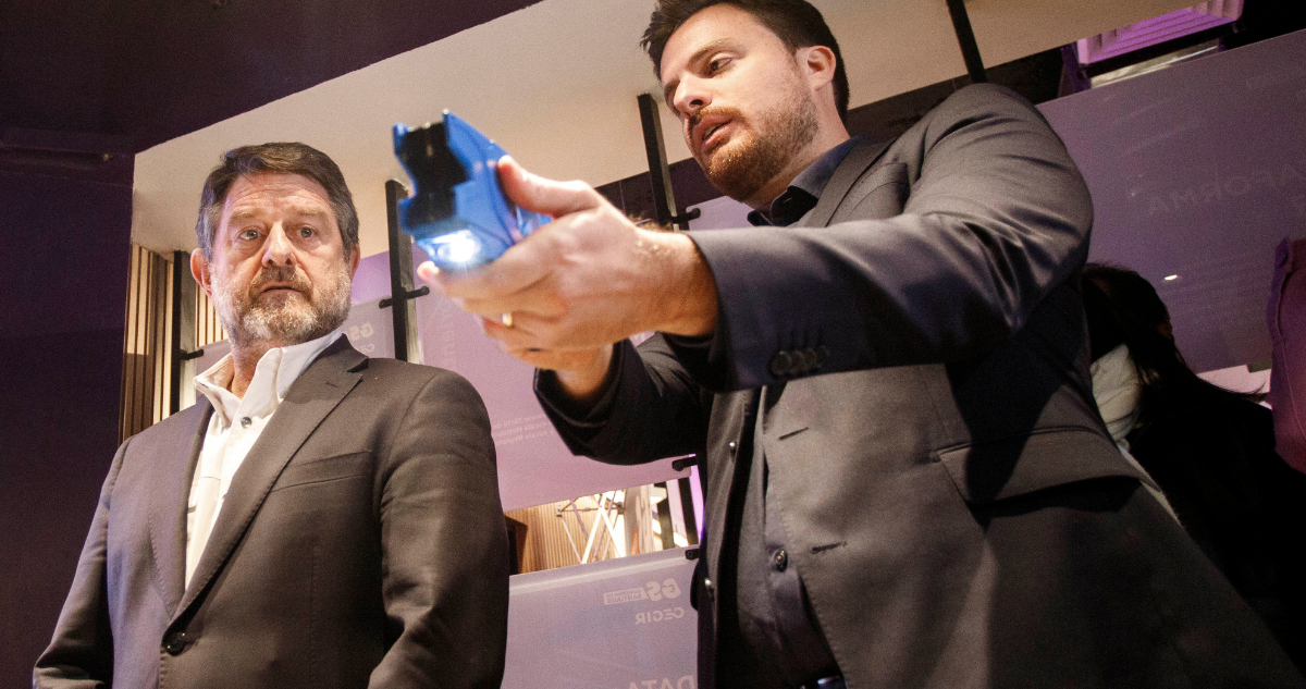 Gobernador Orrego exige valer compromiso del gobierno para uso de armas no letales en santiago