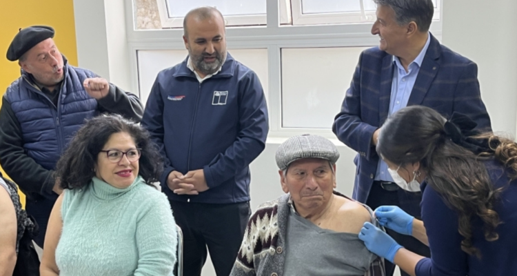 Hombre siendo inoculado por campaña de vacunación contra la influenza en la región del Bío Bío