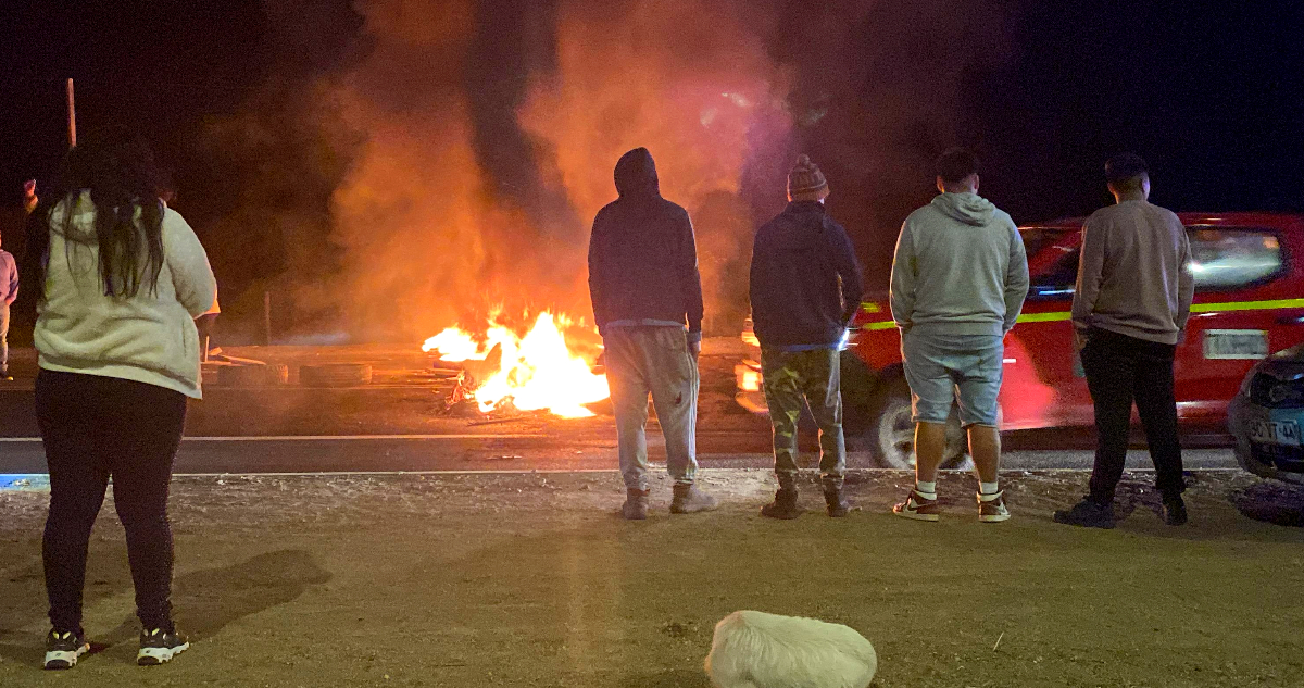 Vecinos de Alhué, Las Cabras y San Pedro cortan ruta de la Fruta en rechazo al TAG y obras inconclusas