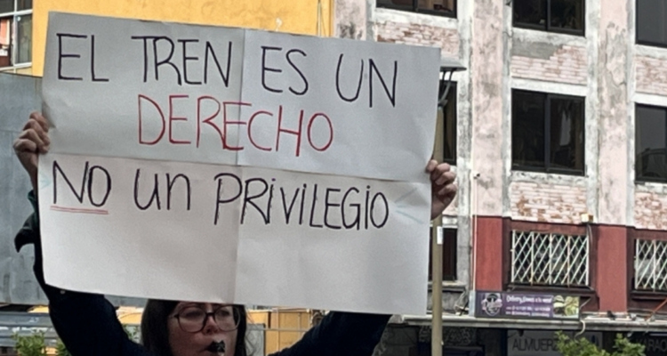 Vecinos de Hualqui con pancarta protestando contra EFE Sur por servicios de tren Corto Laja