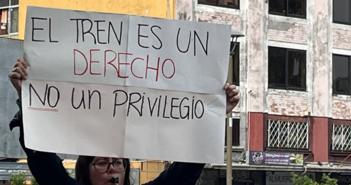 Vecinos de Hualqui con pancarta protestando contra EFE Sur por servicios de tren Corto Laja