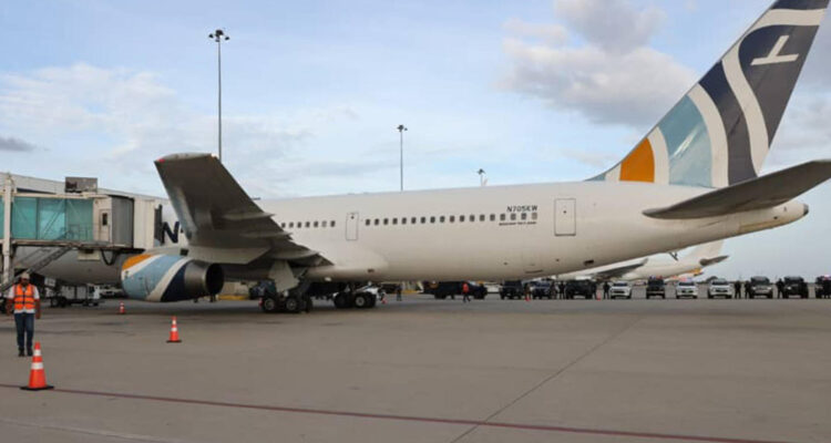Avión de EE.UU en el Aeropuerto Internacional Simón Bolívar este viernes, en La Guaira (Venezuela)