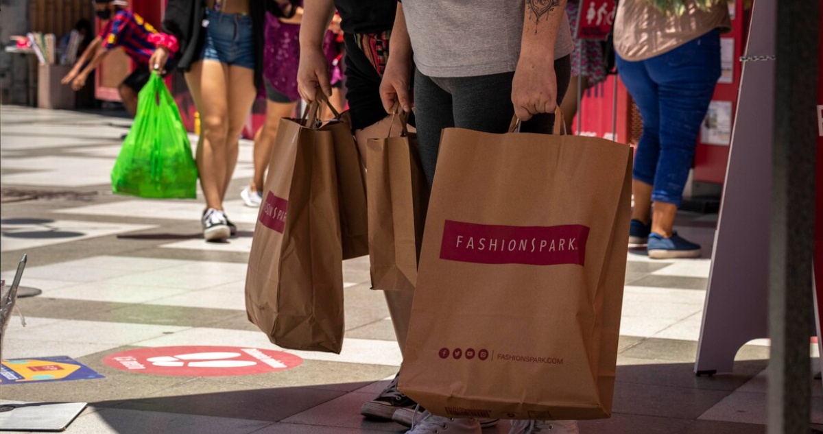 Comercio en la RM repunta y crece durante marzo: destacó el sector de vestuario y electrónica