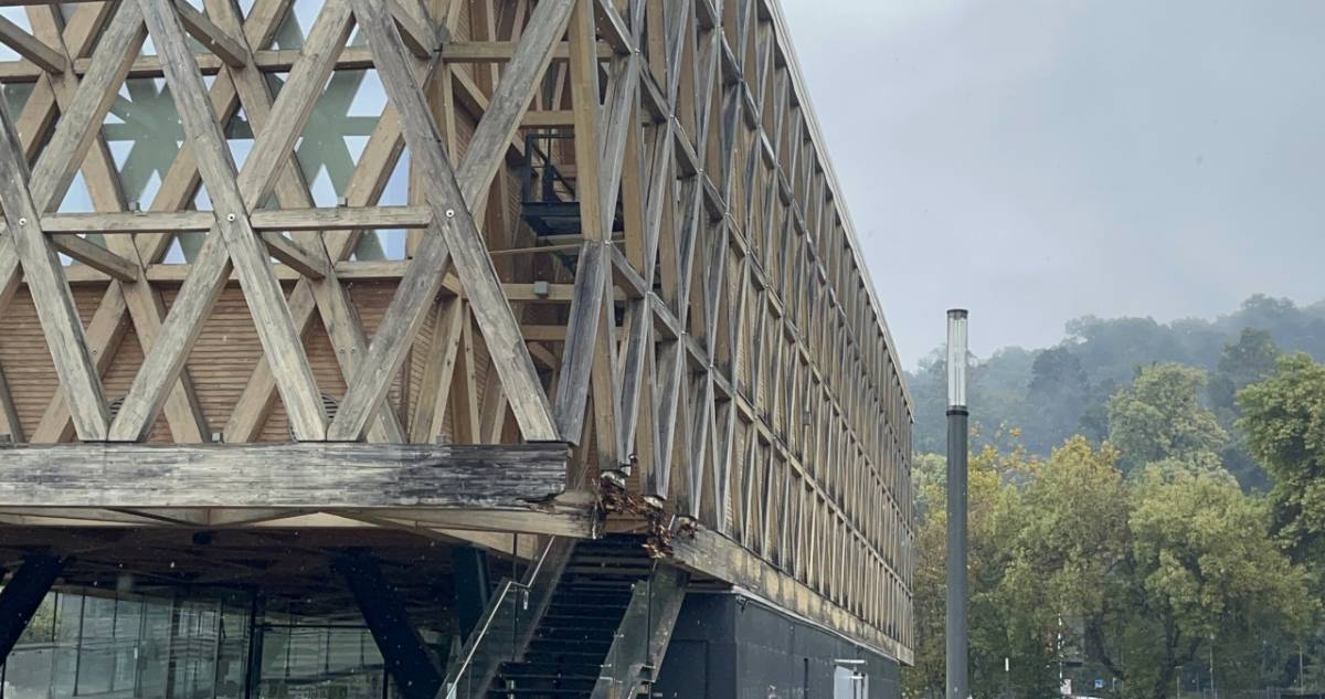 Desprendimiento de viga en Pabellón de La Araucanía podría comprometer estructura
