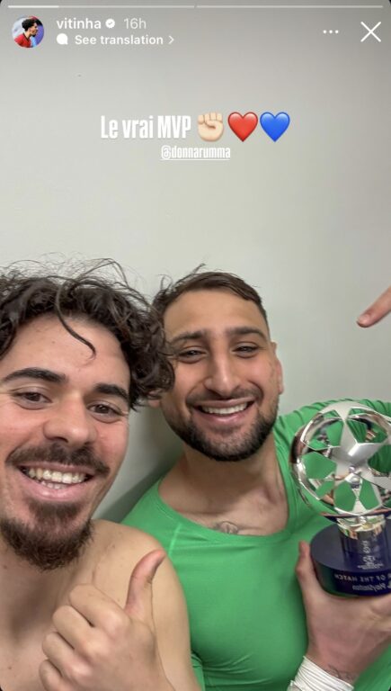 Vitinha entrega premio de MVP a Donnarumma.