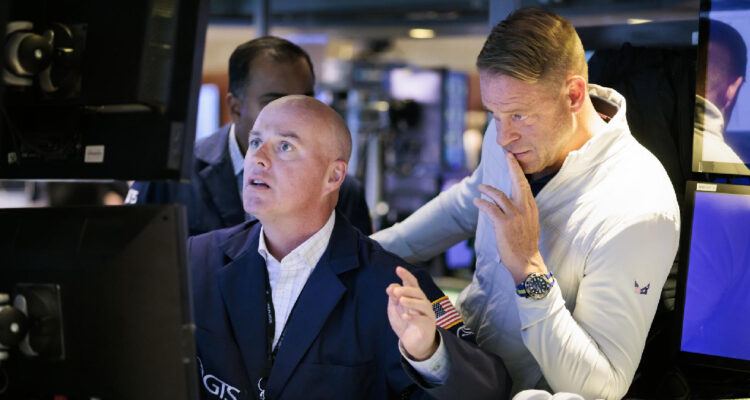 Wall Street cierra mixto tras las nuevas amenazas de Trump a China y la bolsa chilena profundiza caída
