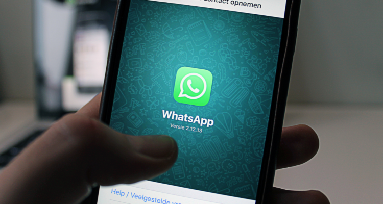 Aplicación WhatsApp en referencia a caída global