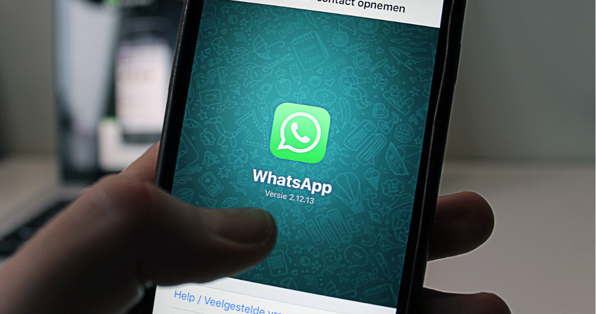 Aplicación WhatsApp en referencia a caída global