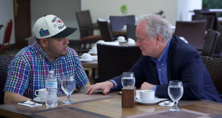 Senador de EEUU se reunió con salvadoreño deportado por error y revela que ya no está en megacárcel