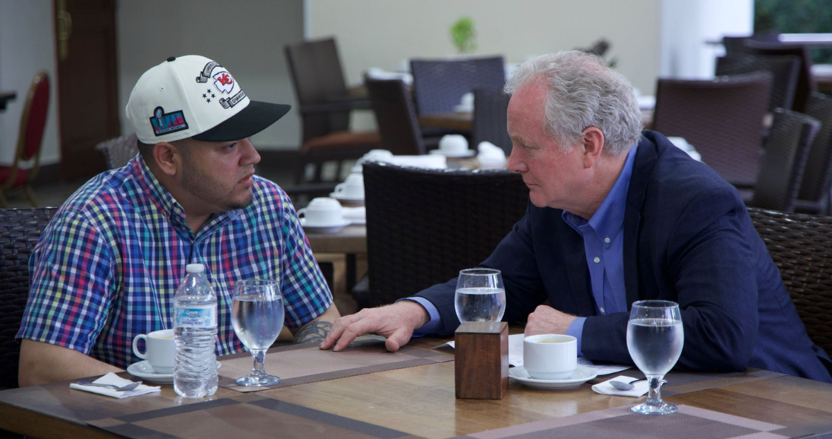 Senador de EEUU se reunió con salvadoreño deportado por error y revela que ya no está en megacárcel