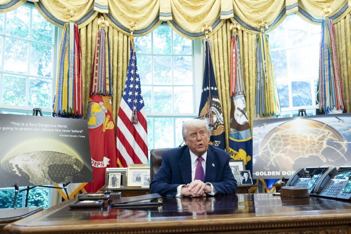 Trump presentando su Cúpula Dorada