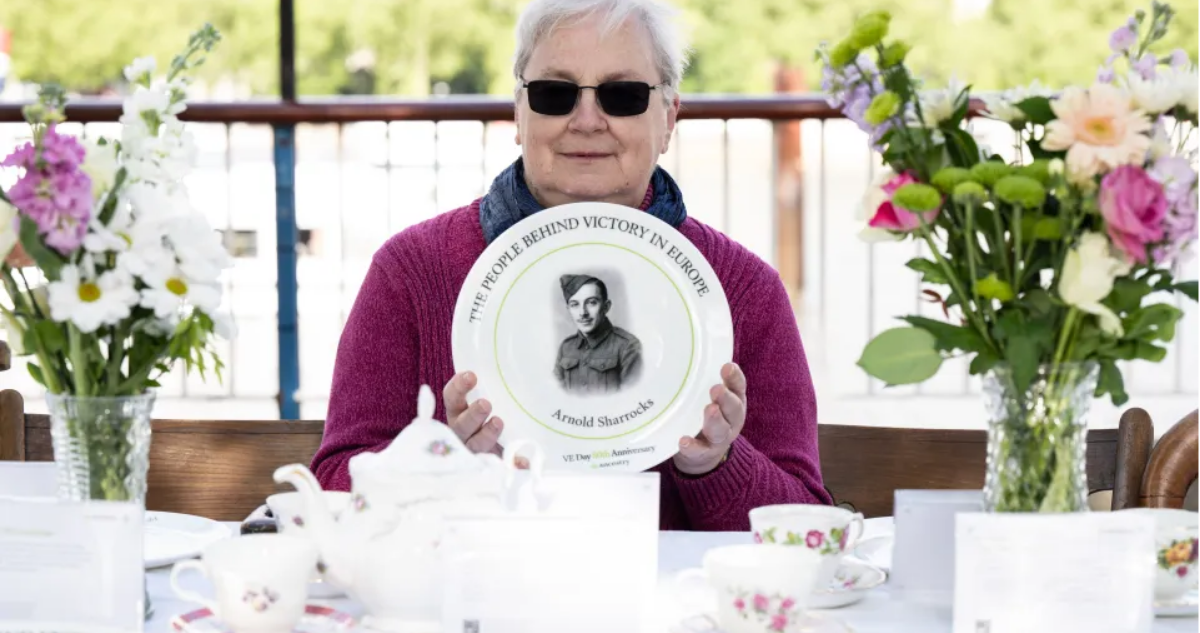 Soldado inglés dejó reloj para "resguardarlo" con su vecino, y después de 80 años volvió a sus dueños. 