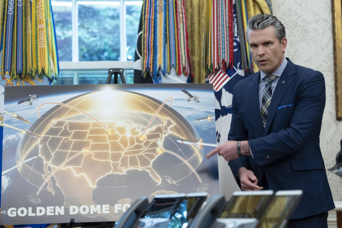 Pete Hegseth presentando la Cúpula Dorada de Trump