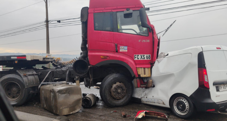 Camión impactó a furgón en avenida Alesaandri de Concepción