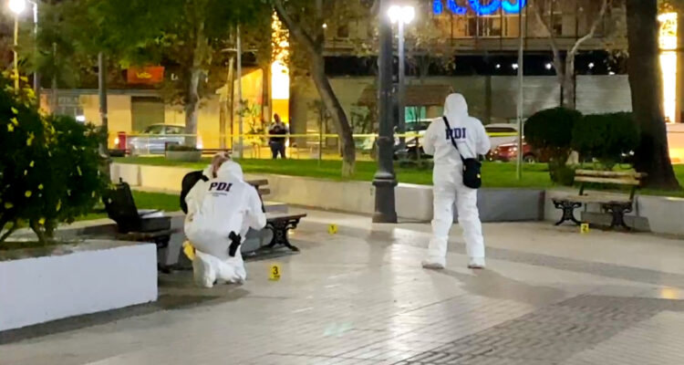 Adolescente muere apuñalado tras riña de escolares en Plaza de Armas de Melipilla