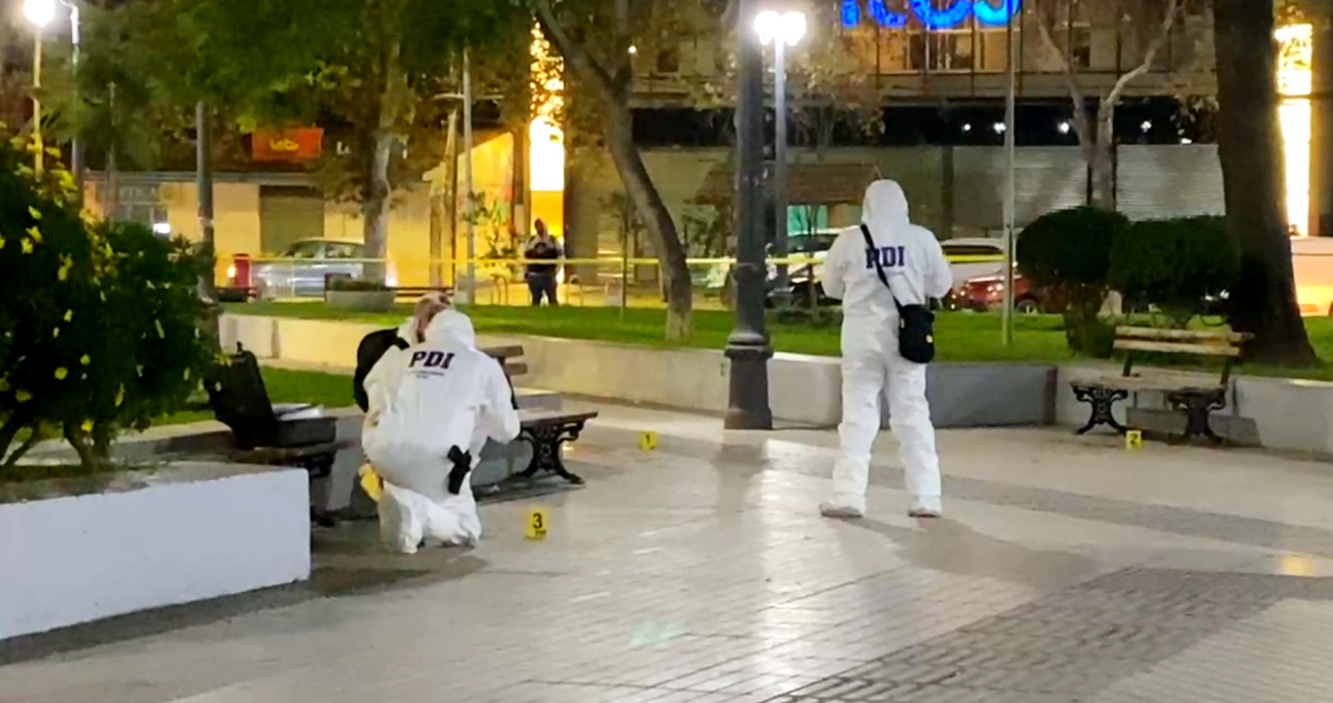 Adolescente muere apuñalado tras riña de escolares en Plaza de Armas de Melipilla