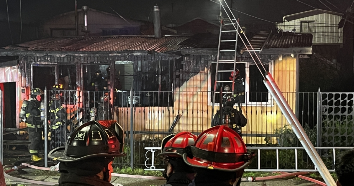 Adulta mayor sufre quemaduras tras incendio que destruyó su casa en Valdivia: permanece internada
