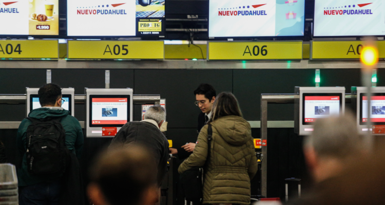 Corte de energía eléctrica en torre de control del Aeropuerto de Santiago provocó demora en vuelos