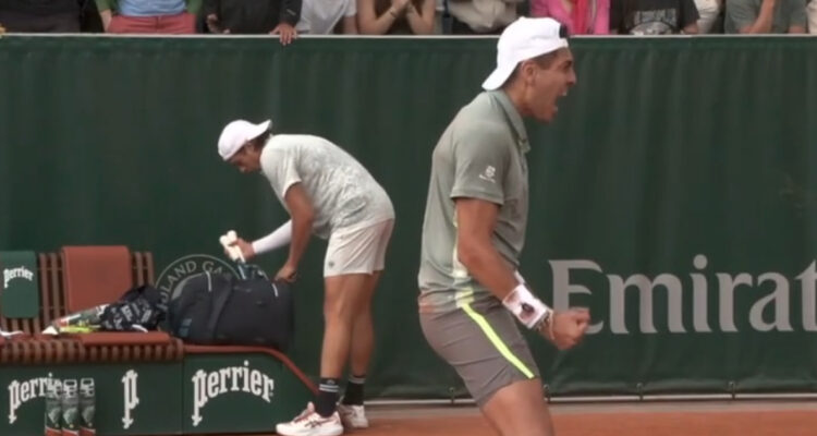 Alejandro Tabilo celebra ante Cazaux en Roland Garros