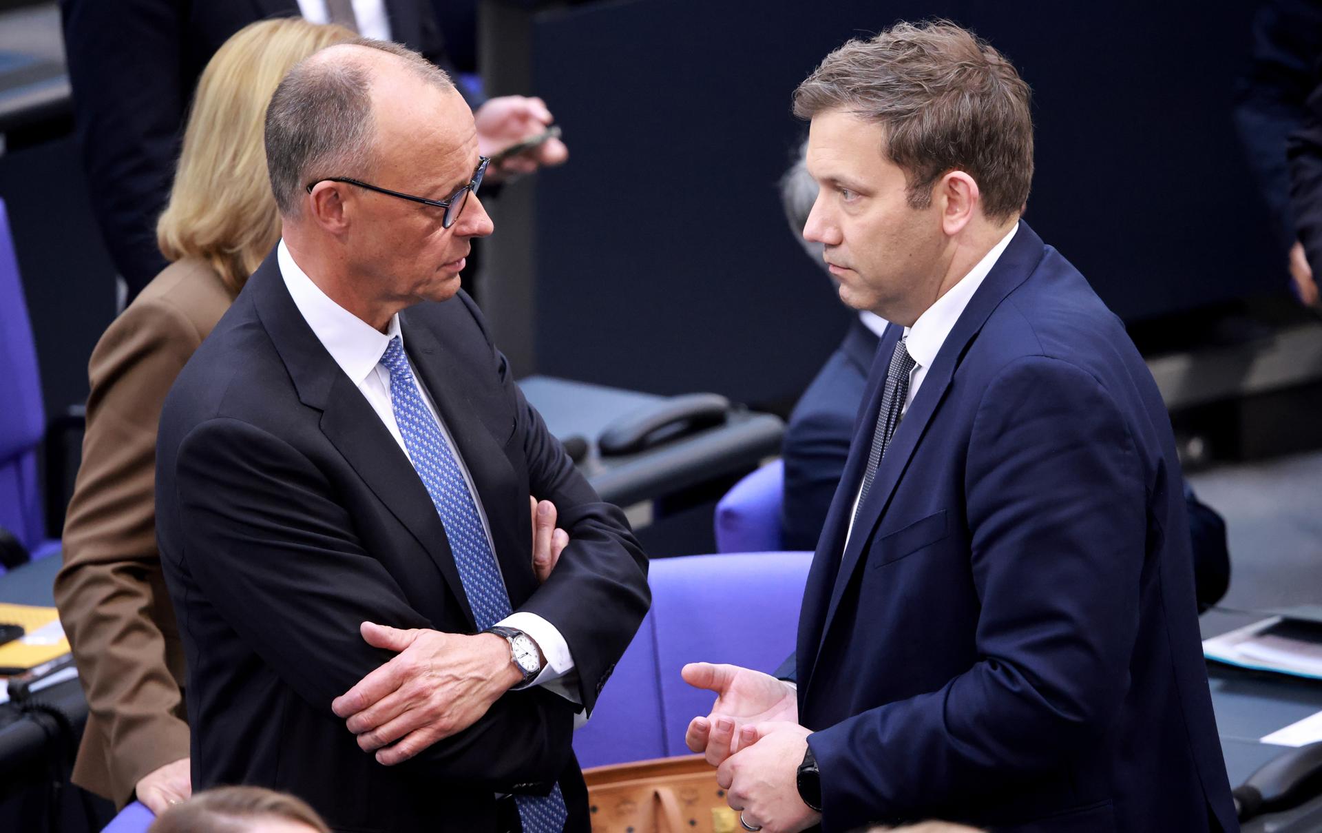 Friedrich Merz (i) y el co-presidente del Partido Socialdemócrata (SPD), Lars Klingbeil