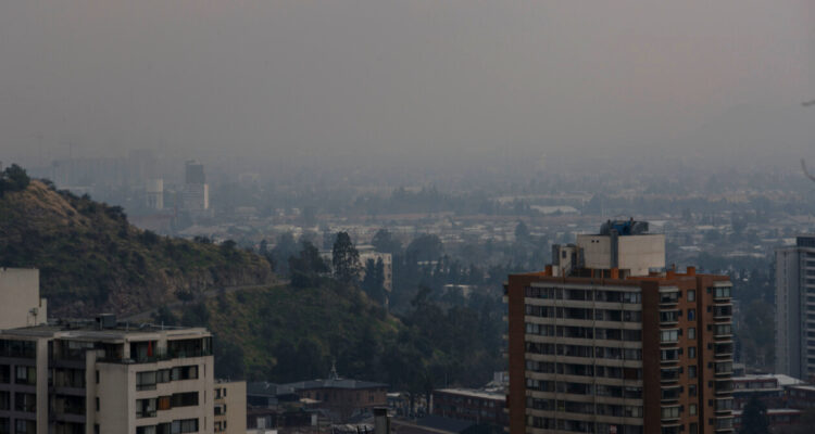 Alerta Ambiental para este miércoles en RM: se prohíbe calefacción a leña y hay restricción vehicular