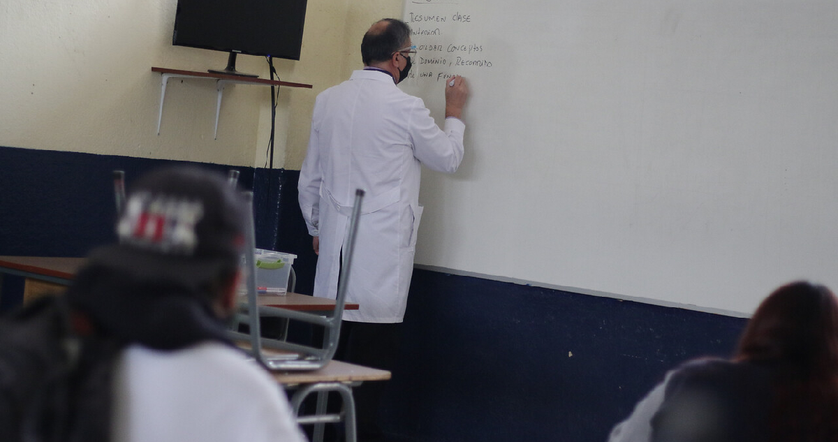 Curicó: revelan que un estudiante ingresó con arma a una sala de clases y amenazó a docente