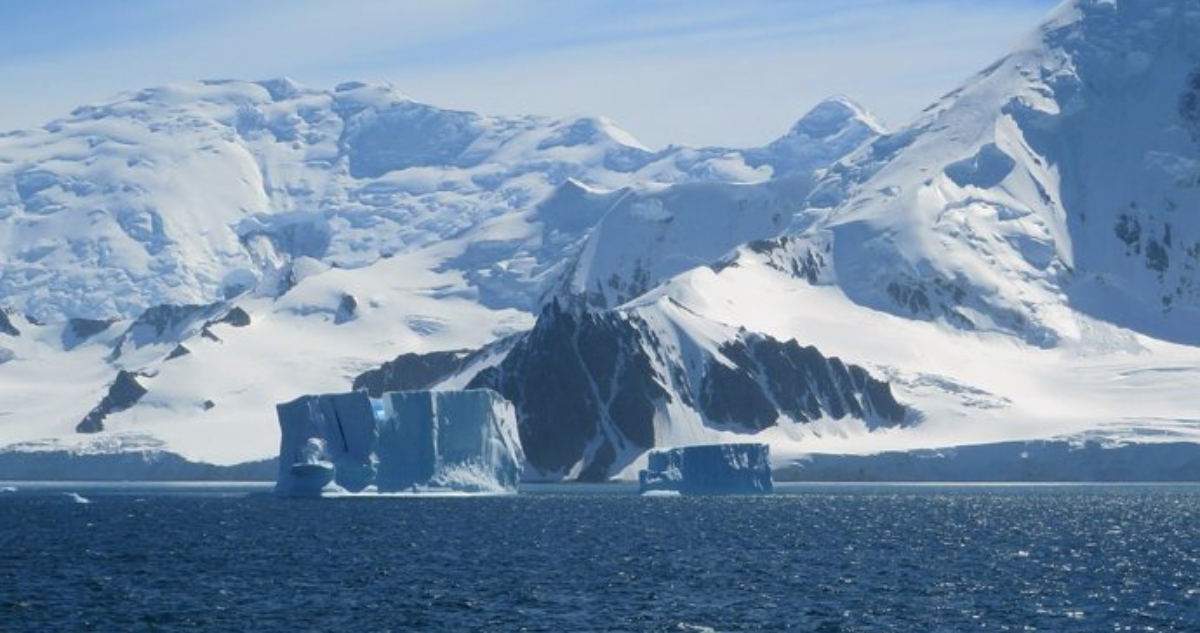 Mientras EEUU y Argentina refuerzan su presencia en Ushuaia, Chile pierde terreno estratégico en la Antártica por desidia política y abandono territorial.