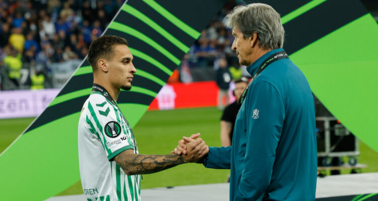 Antony junto a Manuel Pellegrini en el Real Betis