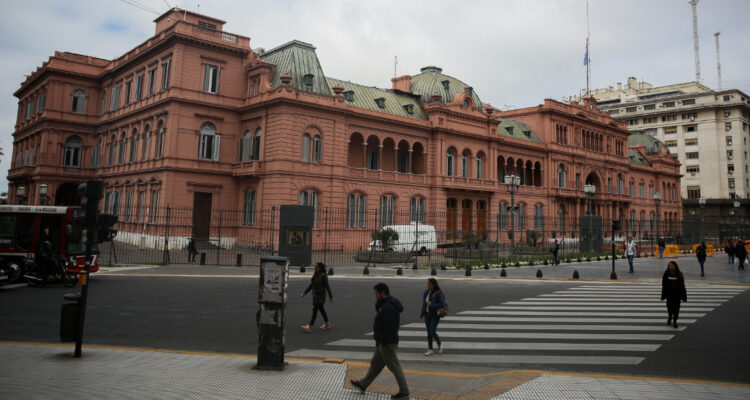 “Alcanza para 8 manzanas”: En Argentina critican el alza del sueldo mínimo que anunció Milei