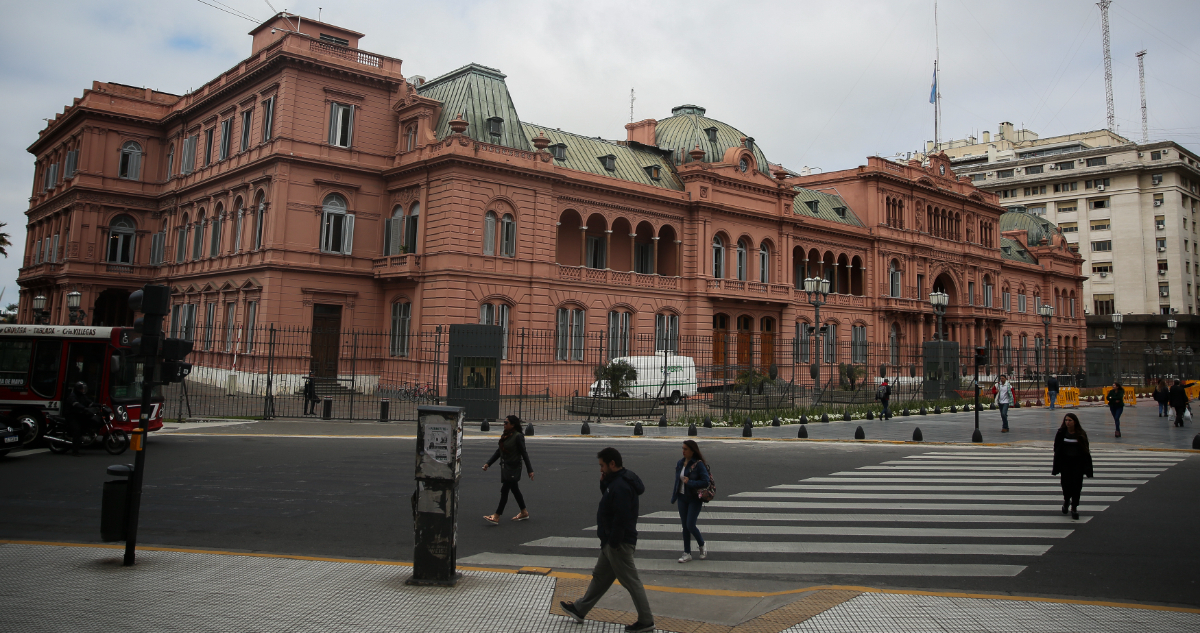 “Alcanza para 8 manzanas”: En Argentina critican el alza del sueldo mínimo que anunció Milei