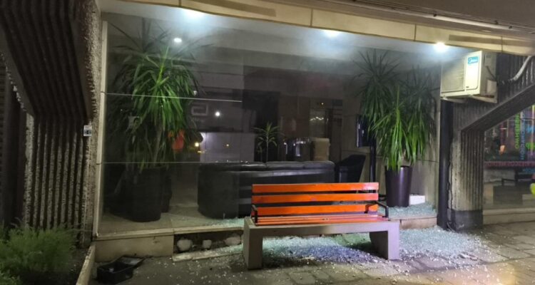 Artefacto explosivo detona en el exterior de un edificio en Providencia