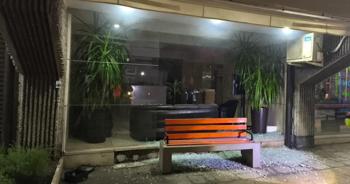 Artefacto explosivo detona en el exterior de un edificio en Providencia