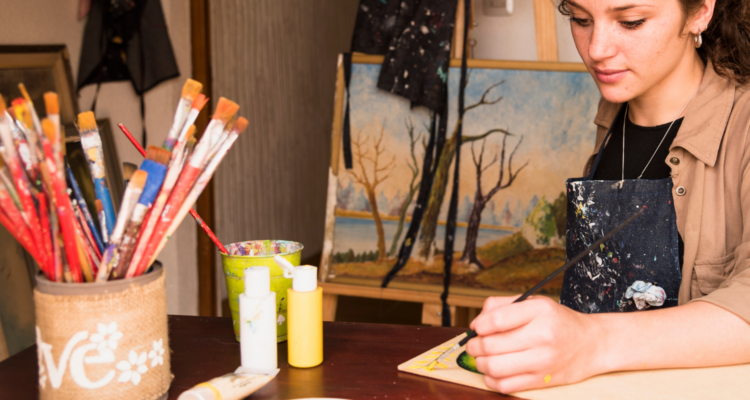 La educación artística no debe romantizar la sensibilidad como un atributo exclusivo y debilitante del artista, sino formar personas —sean o no artistas— capaces de expresar y canalizar sus emociones con fortaleza, responsabilidad y sentido ético.