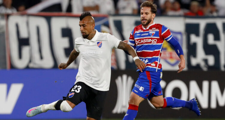 Arturo Vidal ante Fortaleza por Copa Libertadores