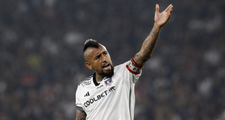 Arturo Vidal jugando para Colo Colo