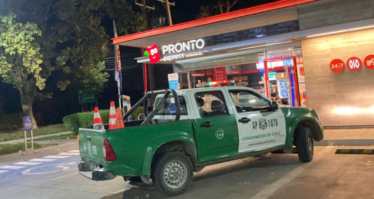 Vehículo de Carabineros en frontis de servicentro en Olmué