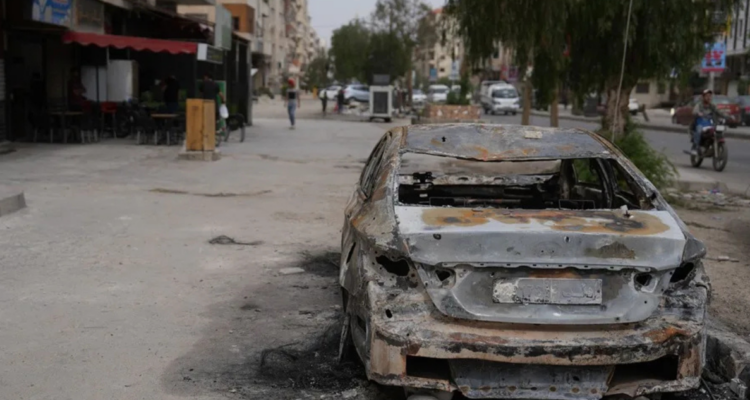 Un auto quemado en Sahnaya, a las afueras de Damasco