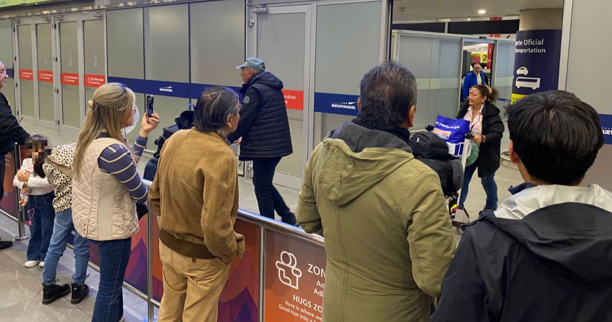 Aterriza vuelo chárter con 44 chilenos deportados de EE.UU: al menos 3 serán detenidos por la PDI
