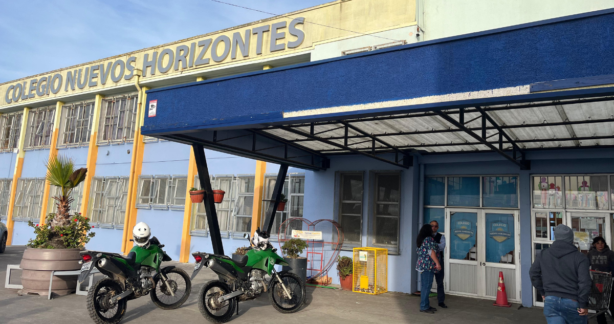 Frontis del colegio Nuevos Horizontes de San Pedro de la Paz donde ocurrió una balacera