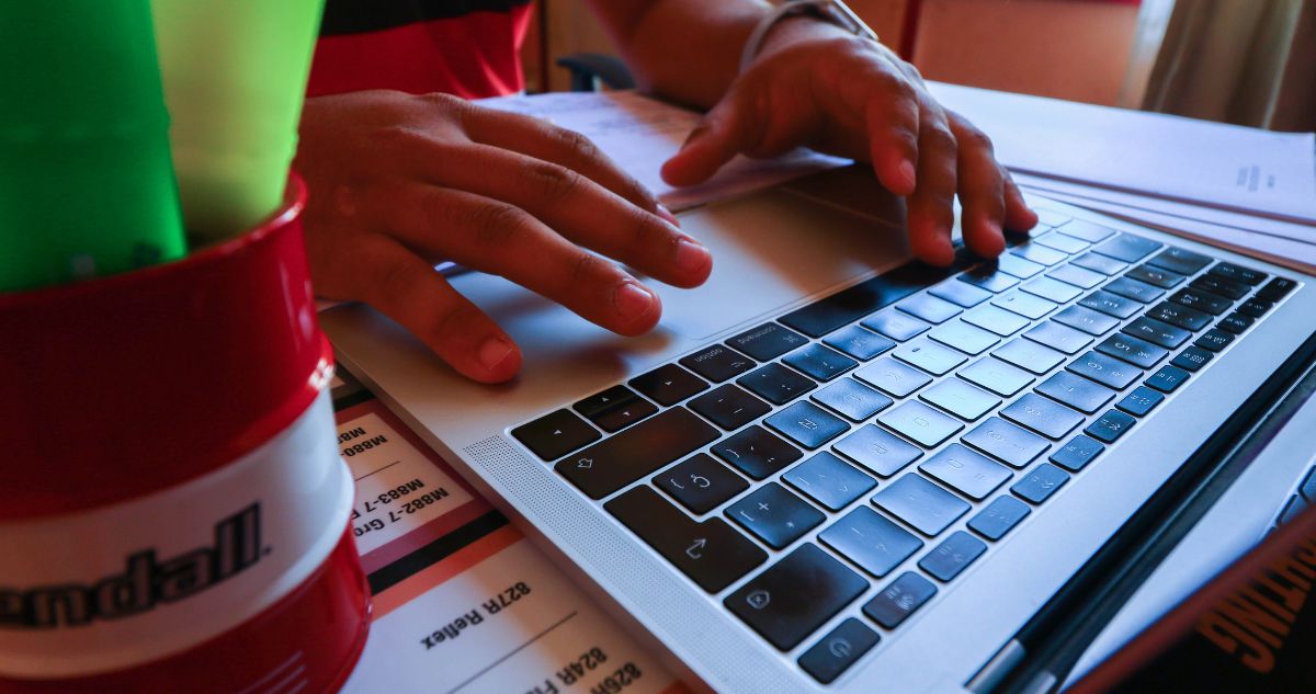 Cómo son los notebooks que entregan las Becas TIC 2025 y qué estudiantes podrán recibirlos