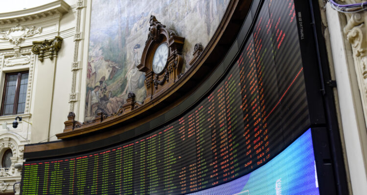 La Bolsa de Santiago se movió en rojo: acciones de Cencosud y CCU entre principales bajas