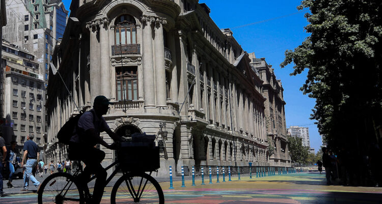 Bolsa de Santiago con récord, por sobre 8.140 puntos: suben acciones de Falabella, bajan las de SQM-B