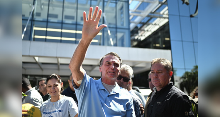 Bolsonaro recibe alta y deja hospital tres semanas después de compleja operación