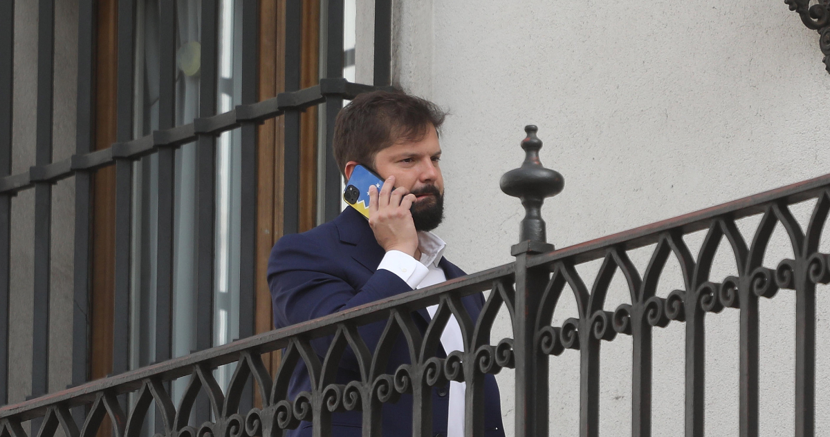 Presidente Boric hablando por teléfono en La Moneda.