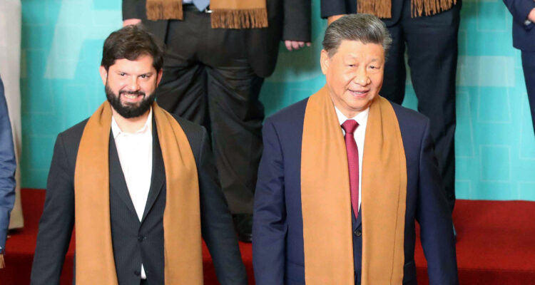 Boric alista nuevo viaje a China en medio de guerra comercial: dialogará con Xi y participará de Celac