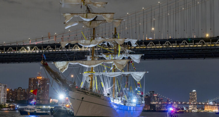 El buque escuela mexicano Cuauhtémoc junto al puente de Brooklyn