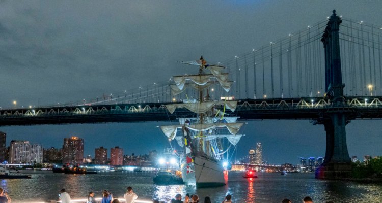 Buque escuela mexicano tras chocar con puente Brooklyn