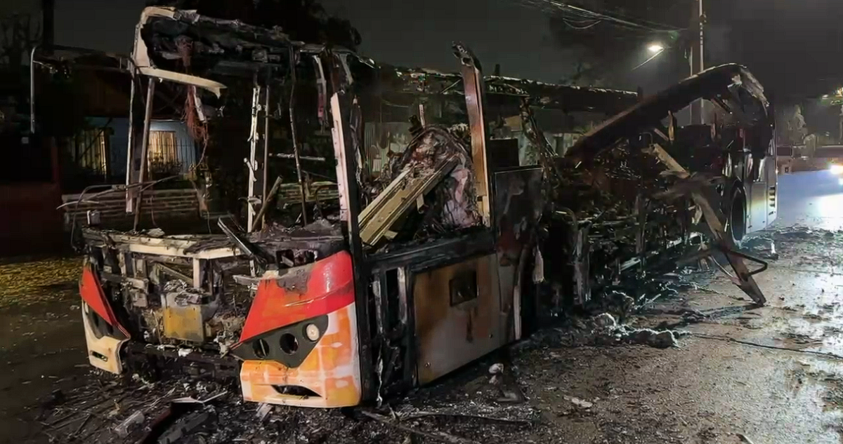 Delincuentes queman bus RED en Cerro Navia en medio de conmemoración de muerte de anarquista