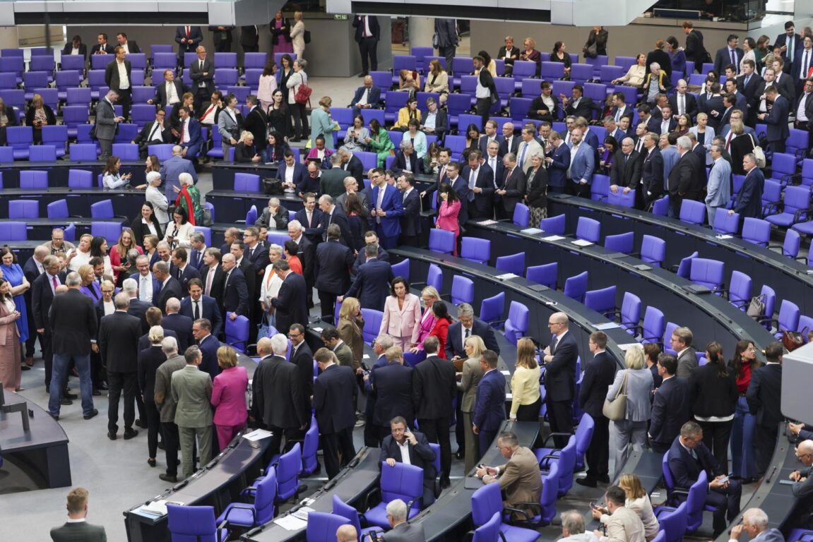 Miembros del Parlamento felicitan al nuevo Canciller Friedrich Merz 