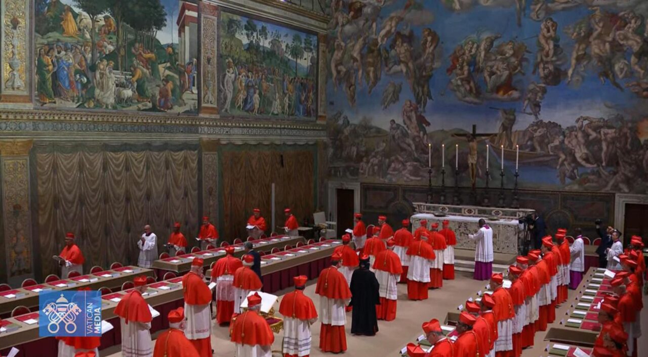 Cardenales entrando a la Capilla Sixtina 